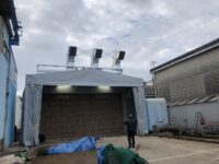 屋外電動伸縮式テント付き塗装ブース設置