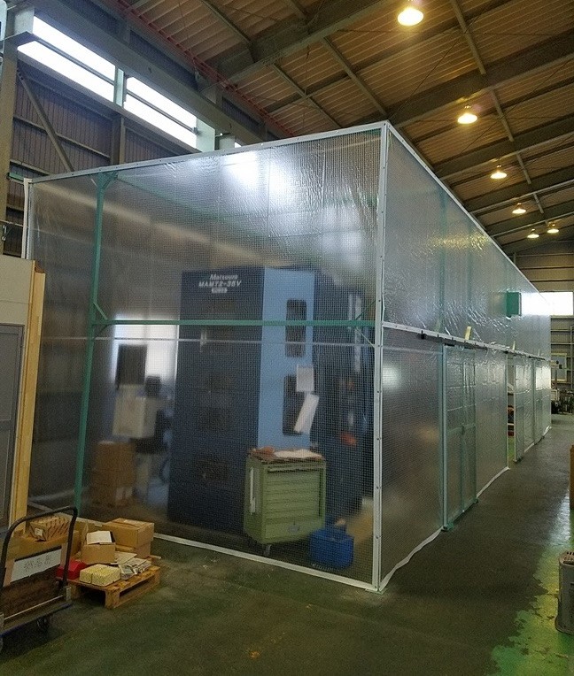 自動加工機(2台)に対して、鉄骨+シートで囲いを設け、工場内との温度差をつくる