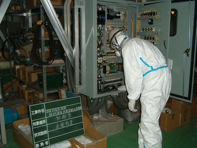 装置の電流測定を行っているところです。