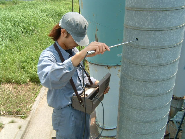 穴を開けてダクト内の5箇所で風速測定を行い、能力低下を調査。